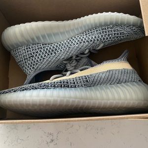 Yeezy boost men’s size 10.5!! NEVER worn